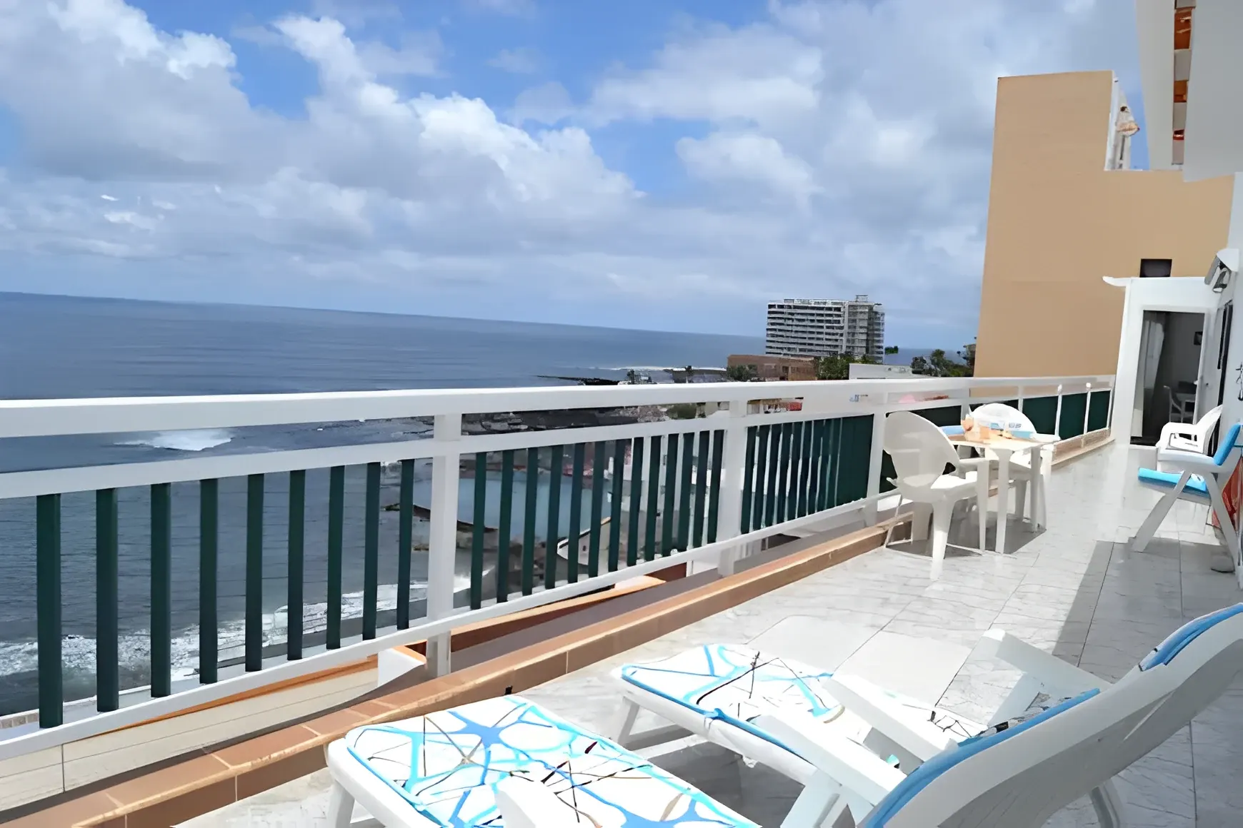 Terraza del apartamento con tumbonas y vistas abiertas al océano Atlántico