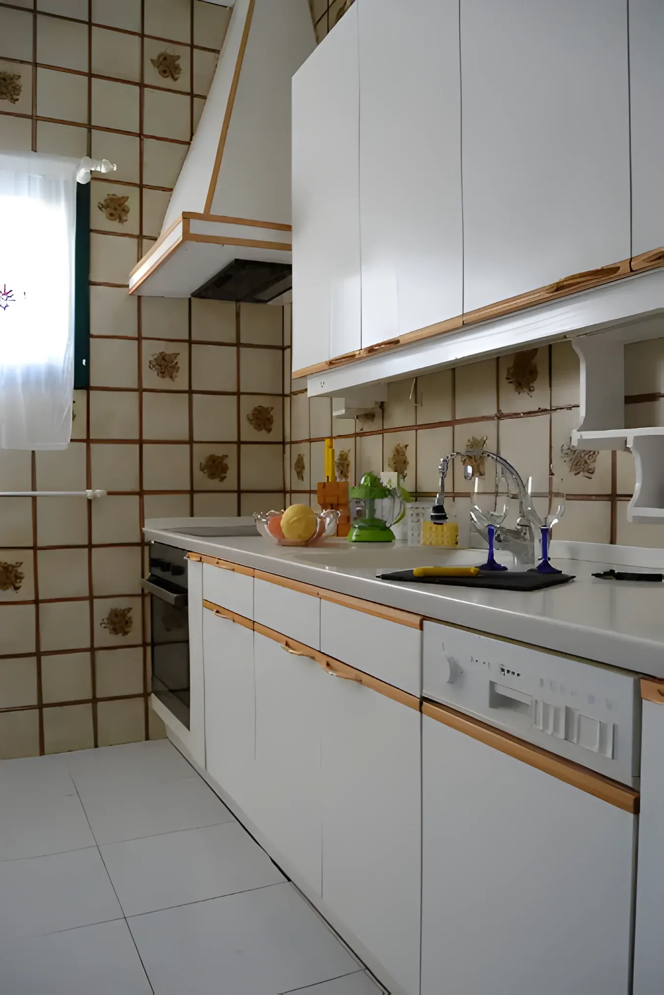 Cocina equipada con encimera y almacenaje
