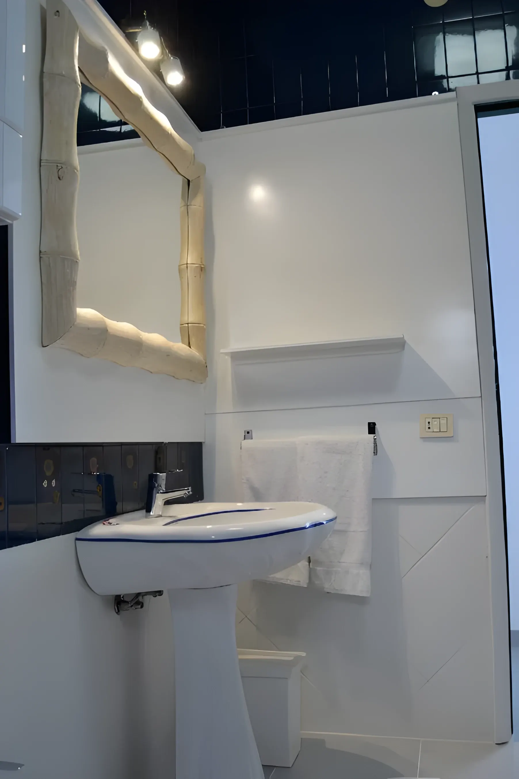Baño con lavabo y ducha