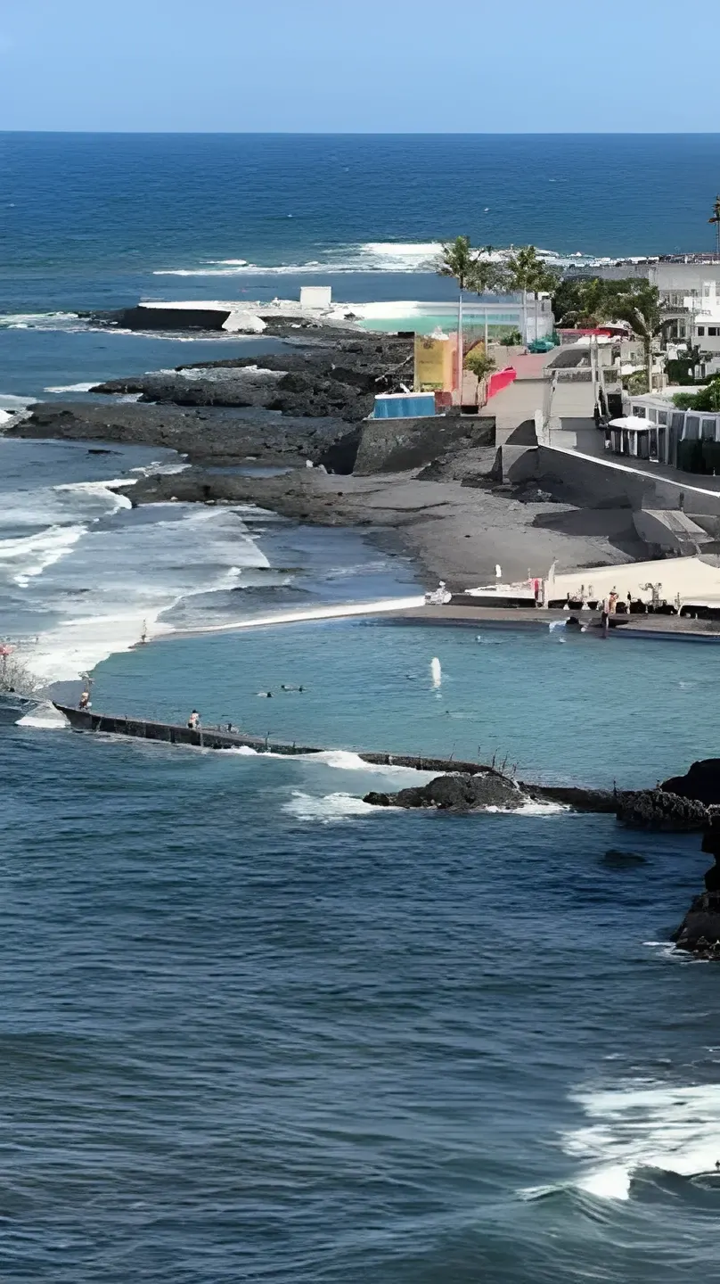 Vista aérea de la costa rocosa y las piscinas naturales