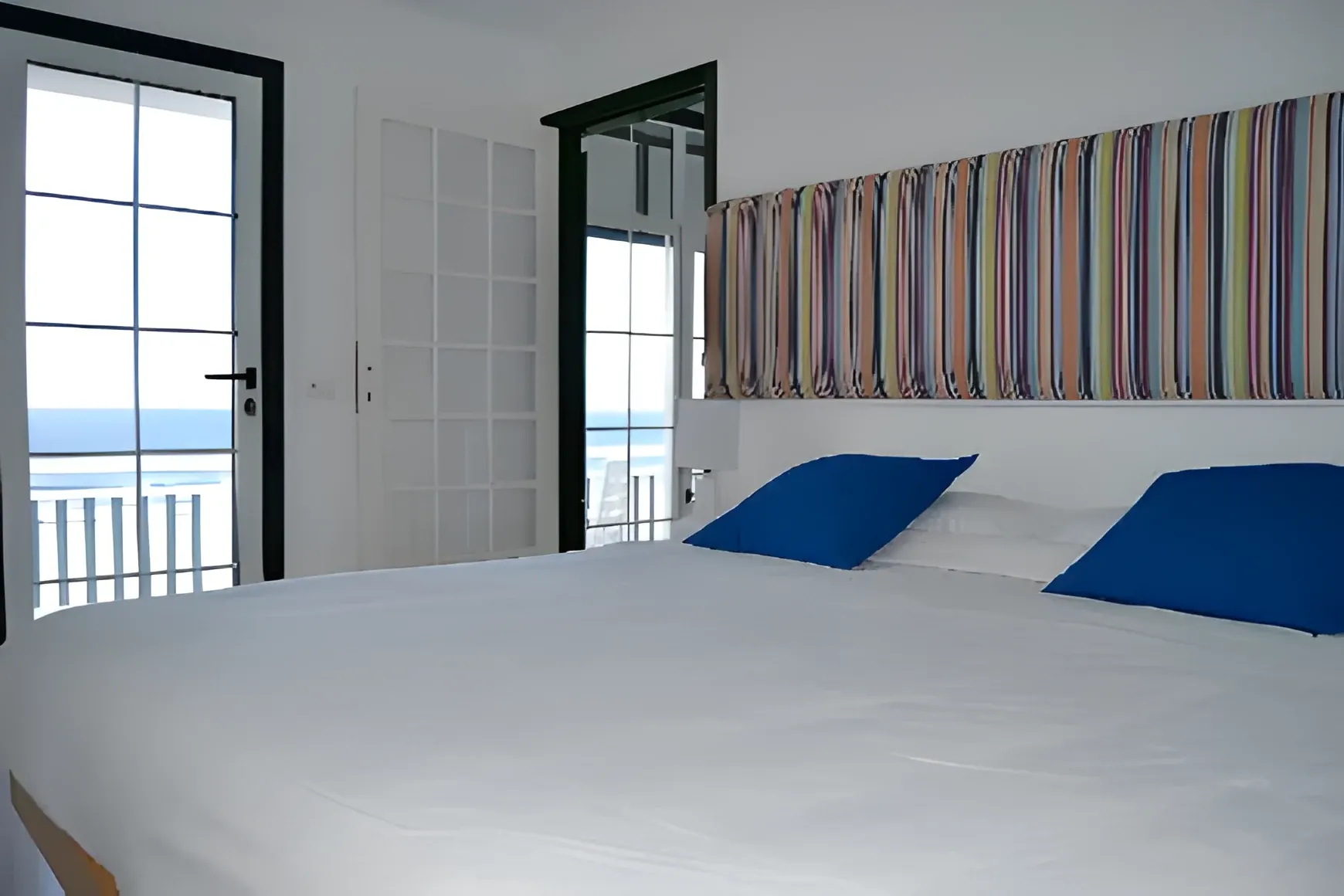 Dormitorio con salida directa a la terraza sobre el mar