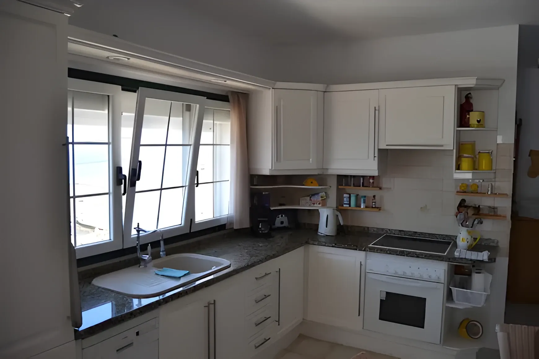 Cocina con ventana y luz natural
