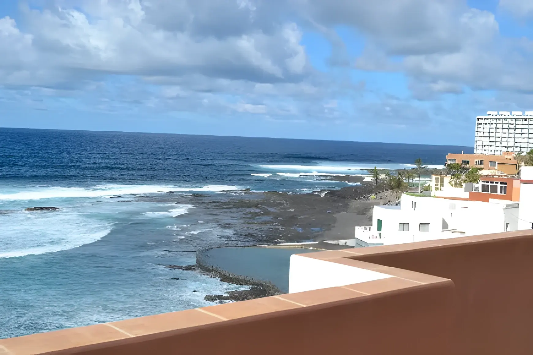 Vista del litoral de Punta del Hidalgo desde el apartamento