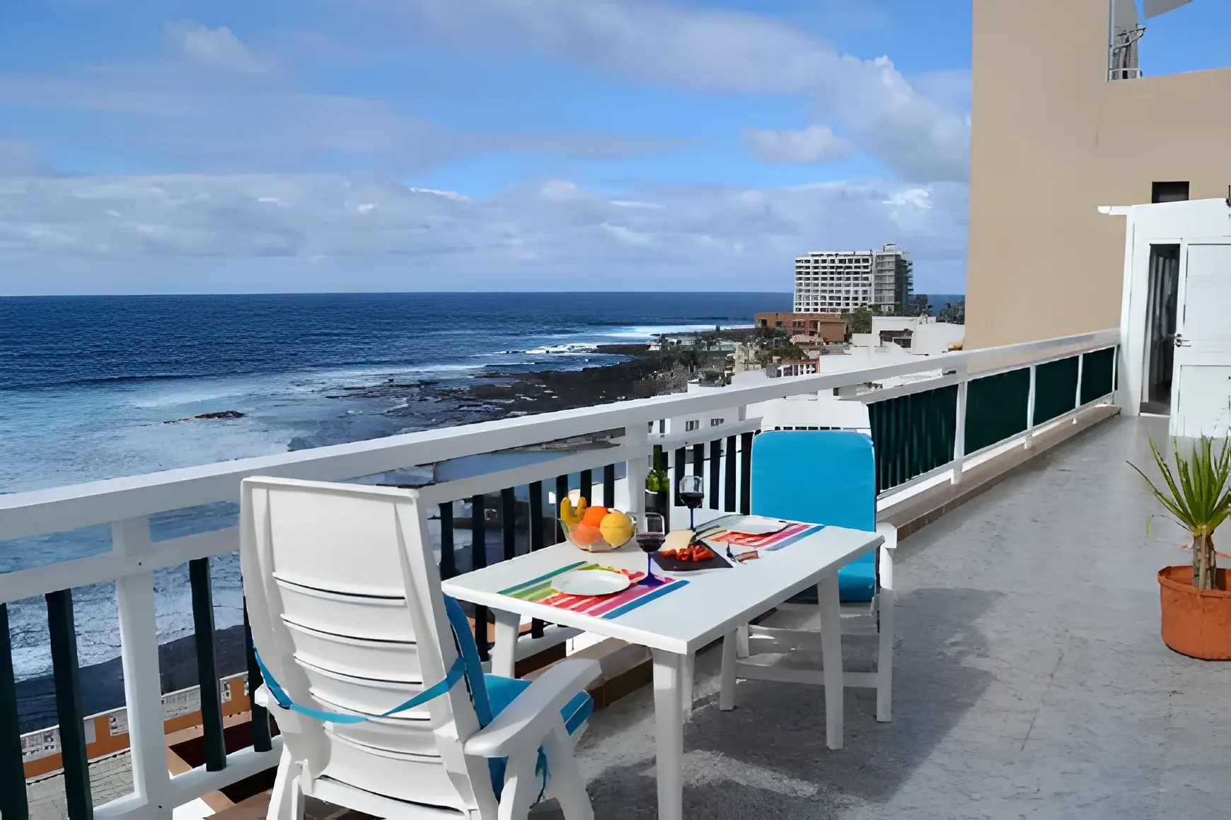 Mesa puesta en la terraza sobre la costa de Punta del Hidalgo