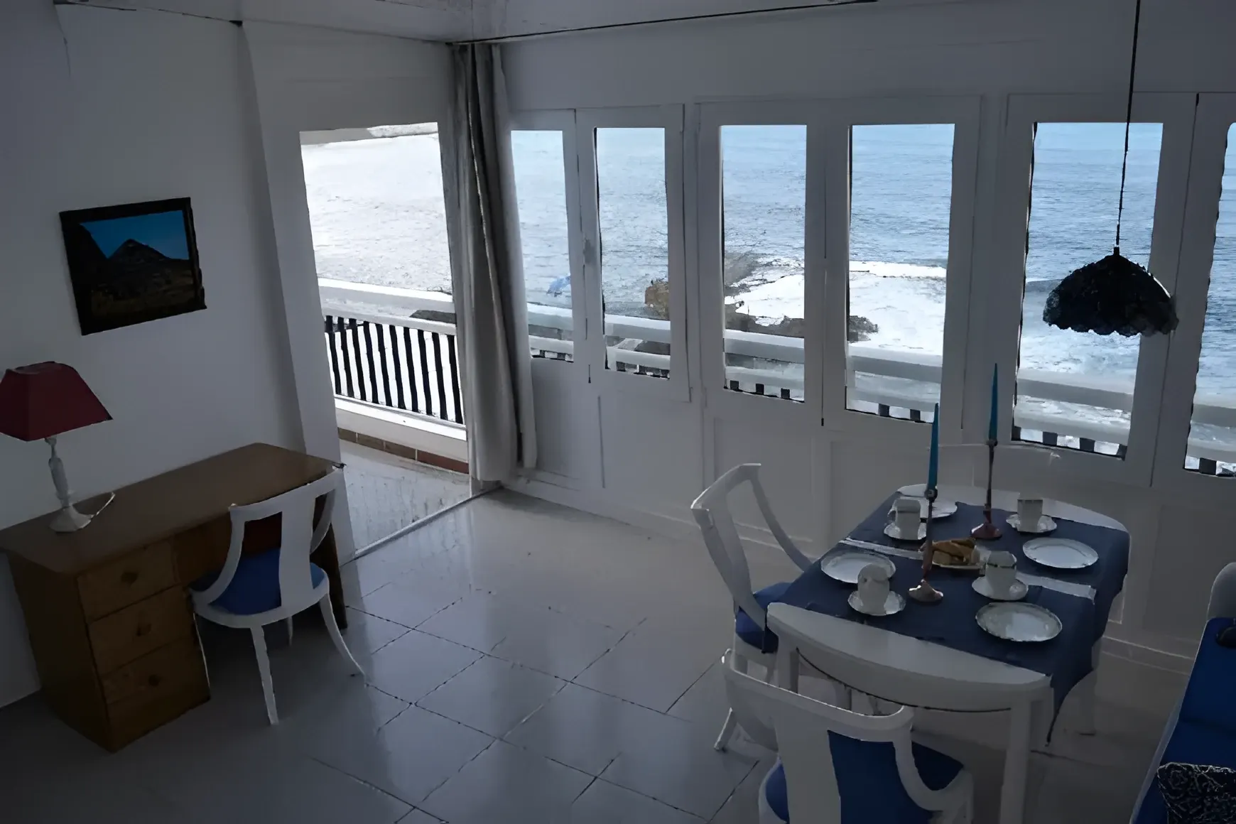 Salón comedor con ventanales corridos hacia el mar