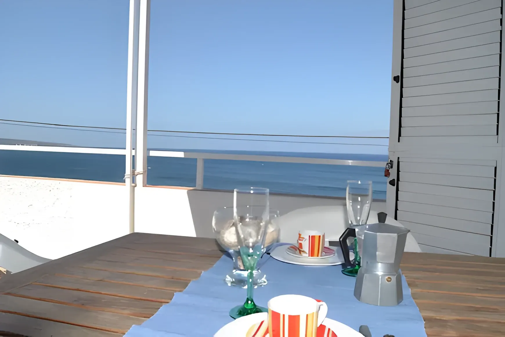 Mesa de comedor junto al ventanal con vistas al océano